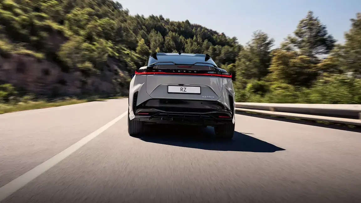 ДОВЕРШЕННІСТЬ КЕРМУВАННЯМ LEXUS