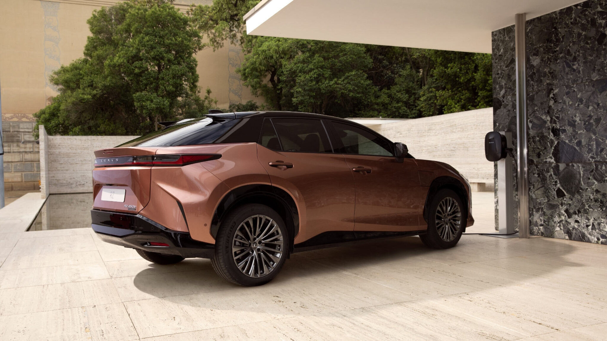 Електричний Lexus RZ