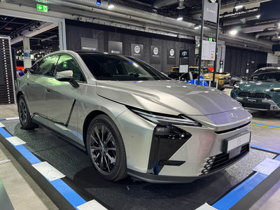 Огляд нового Lexus ES Hybrid 2026