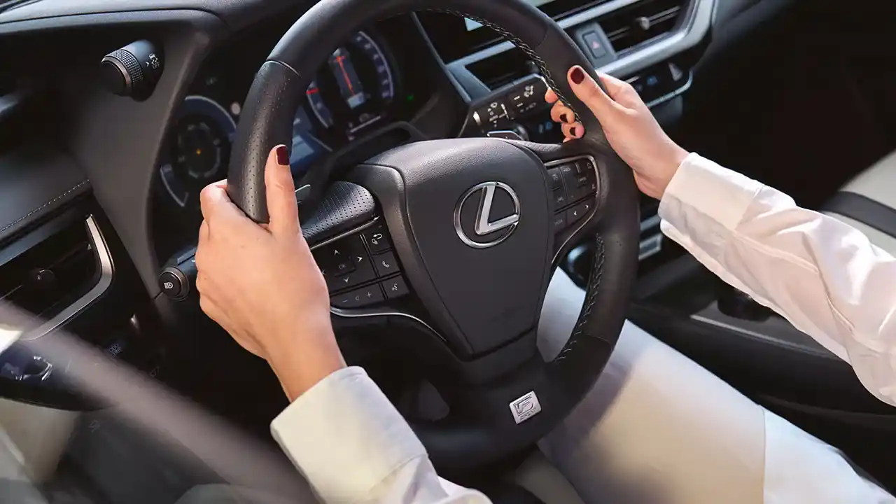 Lexus UX 2024
