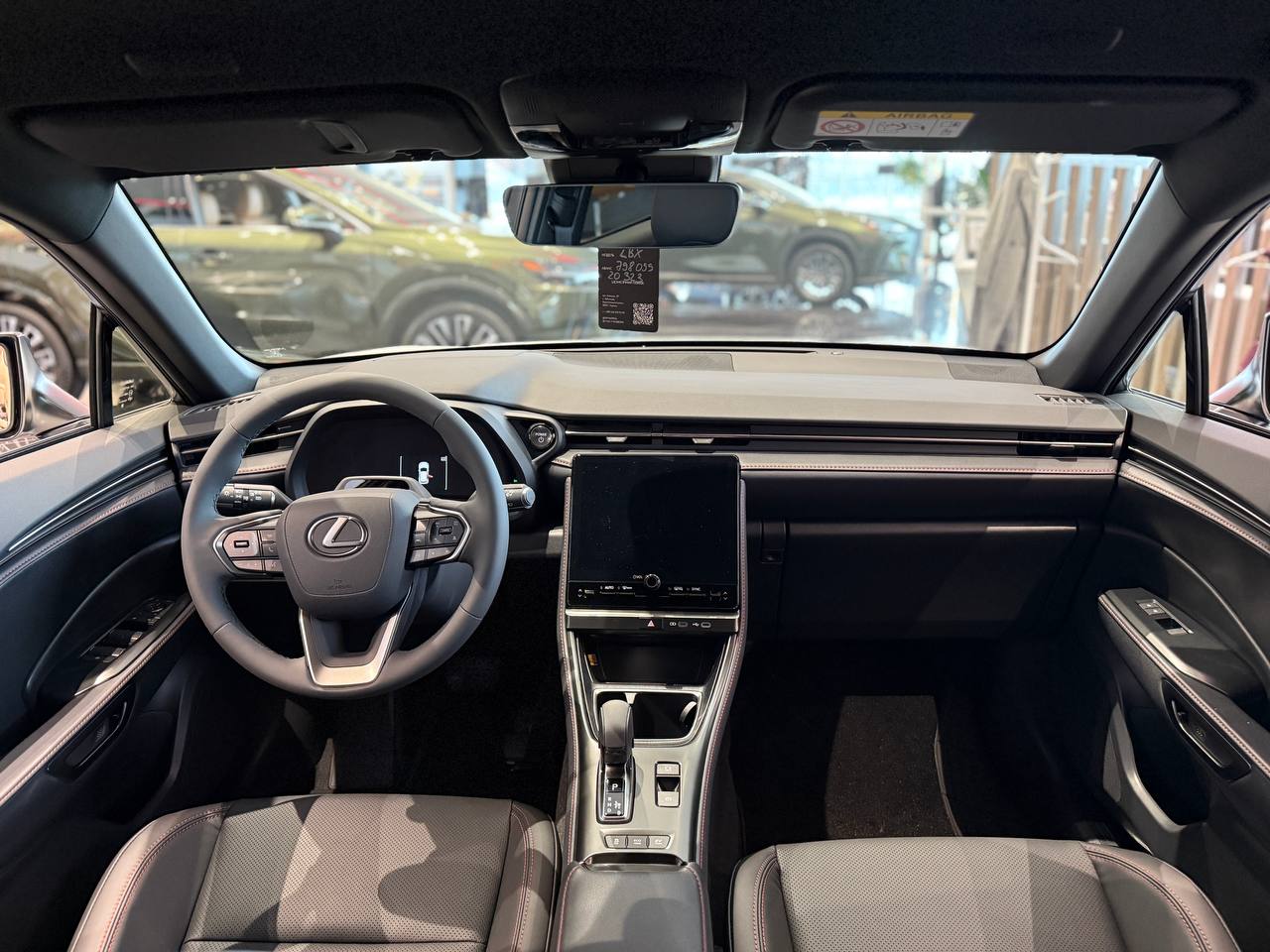 Чорна синтетична шкіра Тахара з перфорацєю та червоною ниткою (EA20)